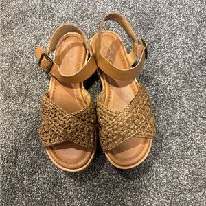 Crown Vintage raffia style flatform sandal - size 6.5M fits like 7